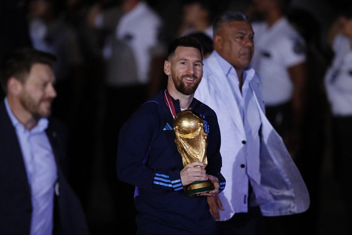 Biển người đón Messi và đồng đội mang cúp vàng về Argentina giữa đêm muộn - Ảnh 6.