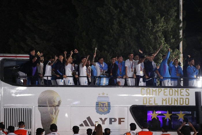 Biển người đón Messi và đồng đội mang cúp vàng về Argentina giữa đêm muộn - Ảnh 8.