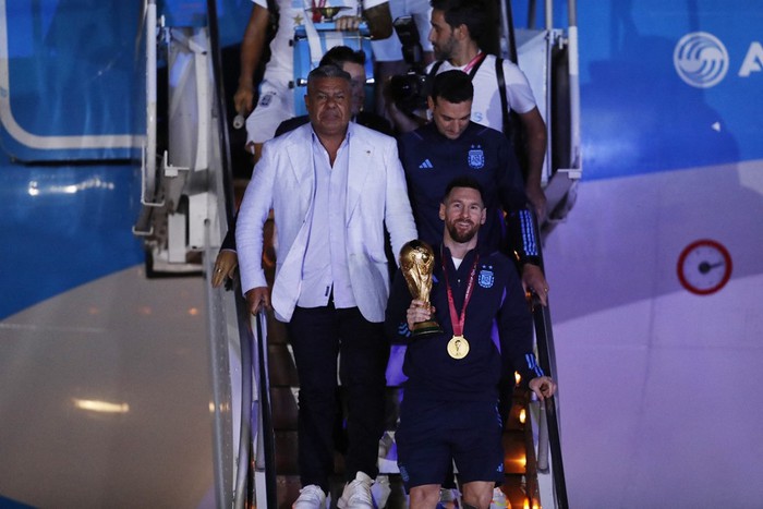 Biển người đón Messi và đồng đội mang cúp vàng về Argentina giữa đêm muộn - Ảnh 4.
