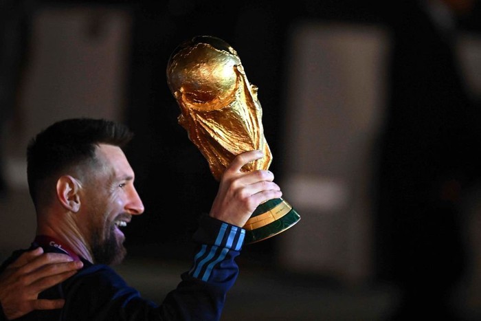Biển người đón Messi và đồng đội mang cúp vàng về Argentina giữa đêm muộn - Ảnh 7.