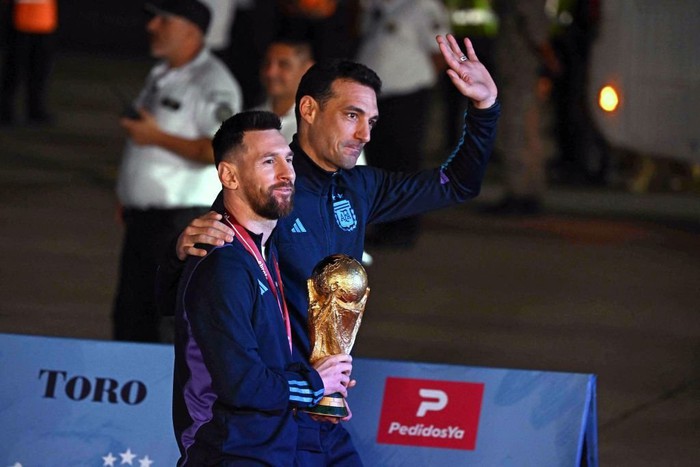 Biển người đón Messi và đồng đội mang cúp vàng về Argentina giữa đêm muộn - Ảnh 5.