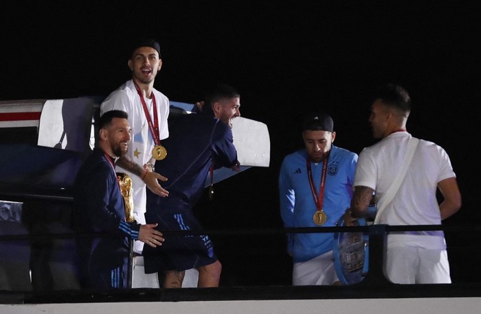 Biển người đón Messi và đồng đội mang cúp vàng về Argentina giữa đêm muộn - Ảnh 3.