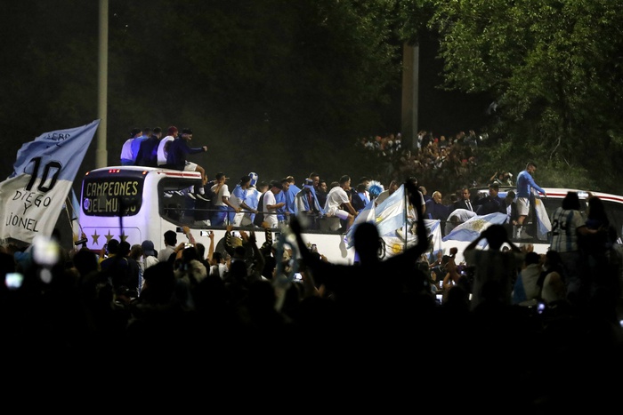 Biển người đón Messi và đồng đội mang cúp vàng về Argentina giữa đêm muộn - Ảnh 10.