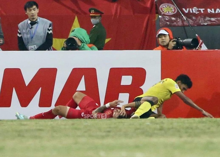 Cầu thủ Malaysia nhận thẻ đỏ vì đánh nguội Văn Hậu ngoài biên - Ảnh 1.
