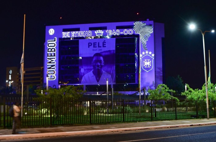 Người hâm mộ khóc thương Vua bóng đá Pele - Ảnh 9.