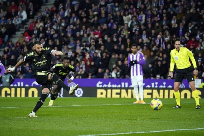 Benzema lập cú đúp giúp Real đòi lại ngôi đầu La Liga - Ảnh 2.