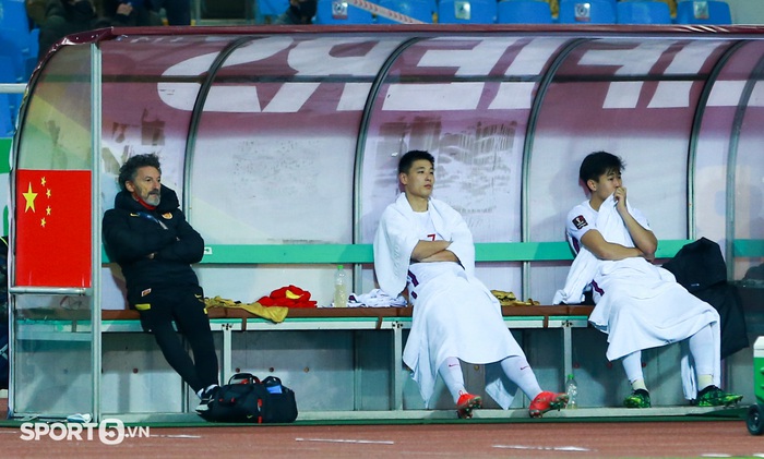 Ngôi sao Trung Quốc chán nản ở cabin, tranh cãi với đồng đội khi thua tuyển Việt Nam - Ảnh 2.