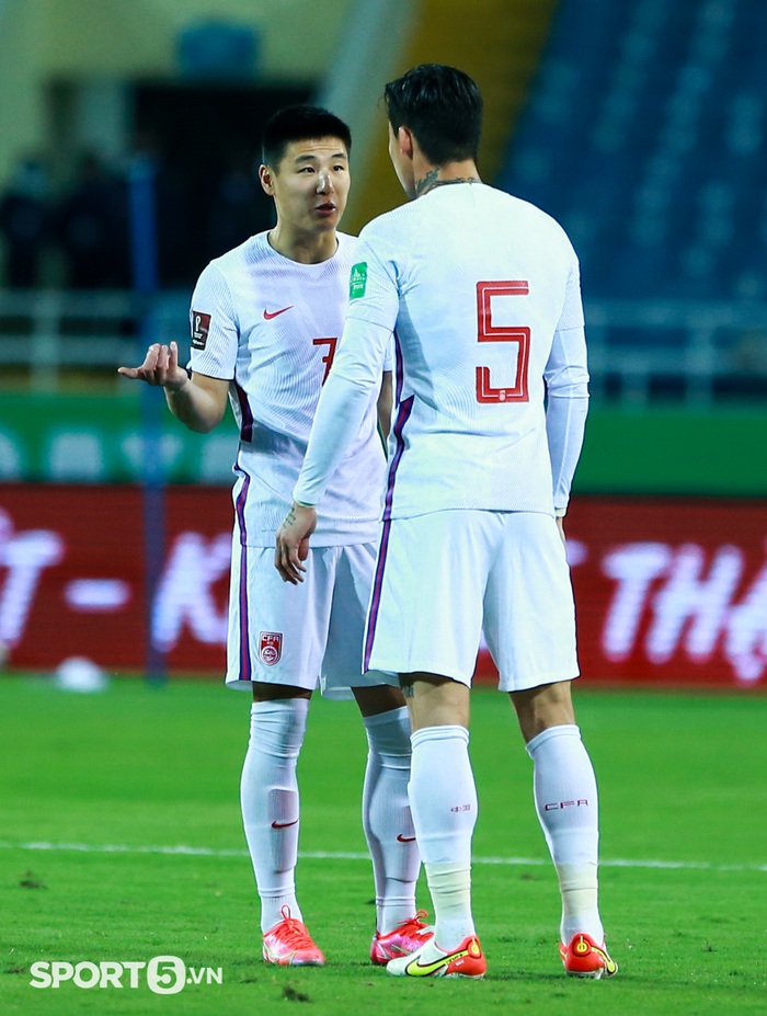 Cầu thủ Trung Quốc tranh cãi sau khi thủng lưới liên tiếp trước tuyển Việt Nam - Ảnh 3.