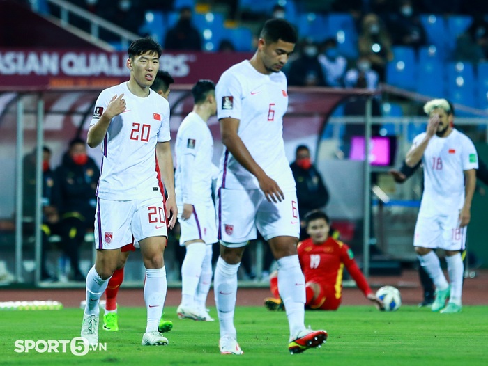 Cầu thủ Trung Quốc tranh cãi sau khi thủng lưới liên tiếp trước tuyển Việt Nam - Ảnh 6.