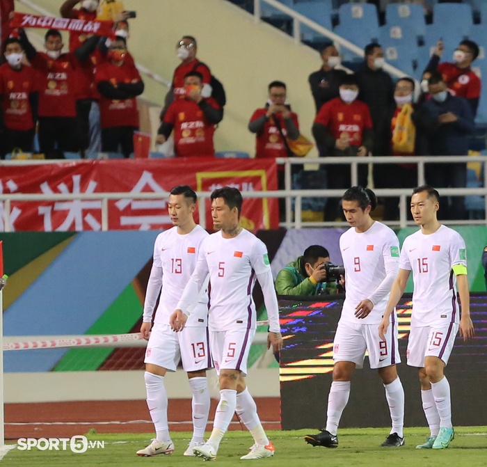 Cầu thủ ĐT Trung Quốc cúi gằm mặt, &quot;dán mắt&quot; vào điện thoại sau trận thua Việt Nam - Ảnh 7.
