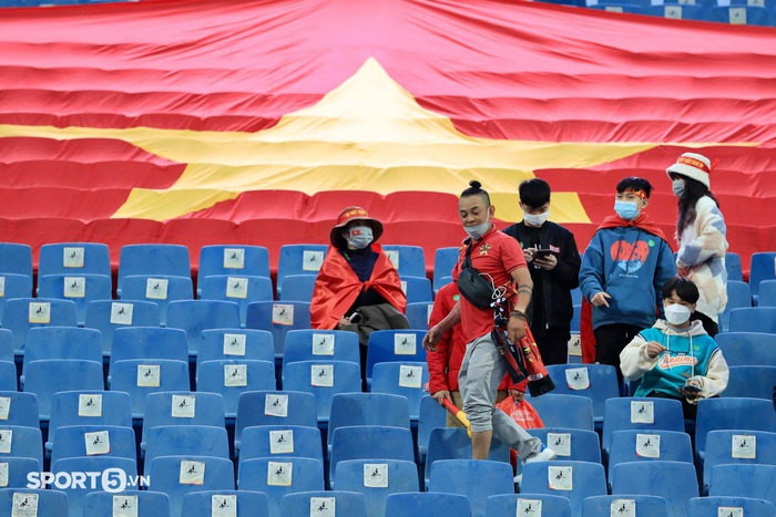 CĐV Việt Nam lập bàn cầu may trên khán đài trước trận ĐT Việt Nam đấu Trung Quốc - Ảnh 3.