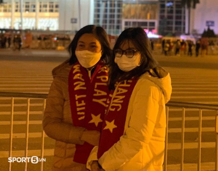 CĐV Việt Nam lập bàn cầu may trên khán đài trước trận ĐT Việt Nam đấu Trung Quốc - Ảnh 7.
