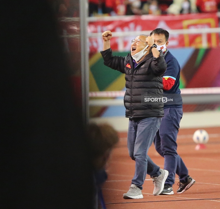 HLV Park Hang-seo cực vui, HLV Trung Quốc lặng lẽ buồn sau trận Việt Nam 3-1 Trung Quốc  - Ảnh 1.