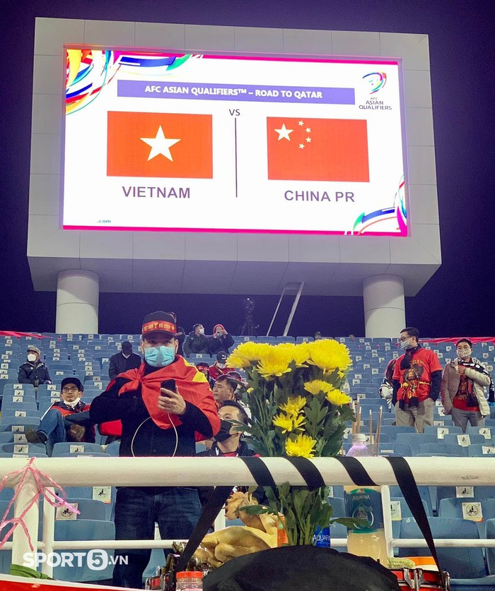 CĐV Việt Nam lập bàn cầu may trên khán đài trước trận ĐT Việt Nam đấu Trung Quốc - Ảnh 1.
