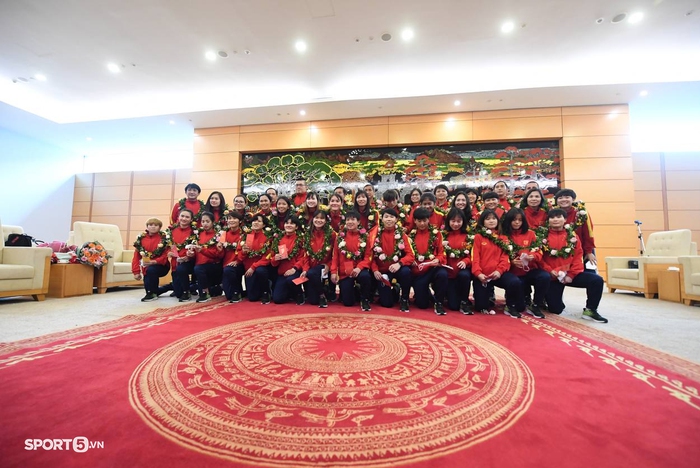 Đội tuyển nữ Việt Nam hân hoan trở về với vé dự World Cup lịch sử - Ảnh 3.