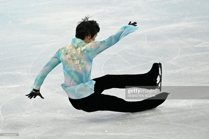 Đứng lên sau cú ngã, Hanyu tạm vươn lên vị trí đầu bảng nội dung trượt băng đơn nam Olympic Bắc Kinh 2022 - Ảnh 4.