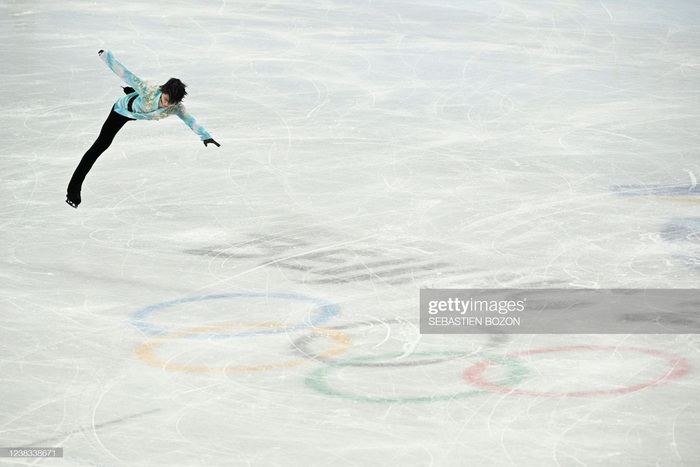 Đứng lên sau cú ngã, Hanyu tạm vươn lên vị trí đầu bảng nội dung trượt băng đơn nam Olympic Bắc Kinh 2022 - Ảnh 1.