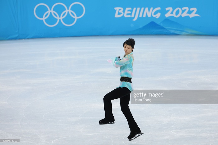 Đứng lên sau cú ngã, Hanyu tạm vươn lên vị trí đầu bảng nội dung trượt băng đơn nam Olympic Bắc Kinh 2022 - Ảnh 2.