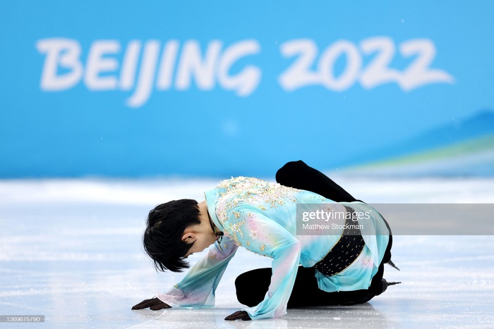 Đứng lên sau cú ngã, Hanyu tạm vươn lên vị trí đầu bảng nội dung trượt băng đơn nam Olympic Bắc Kinh 2022 - Ảnh 3.