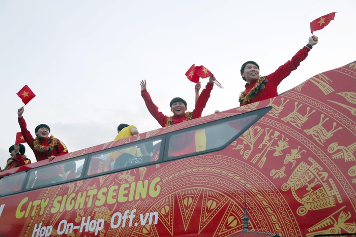 ĐT nữ Việt Nam cực vui khi diễu hành khắp TP.HCM trên xe buýt 2 tầng sau khi giành vé dự World Cup 2023 - Ảnh 3.