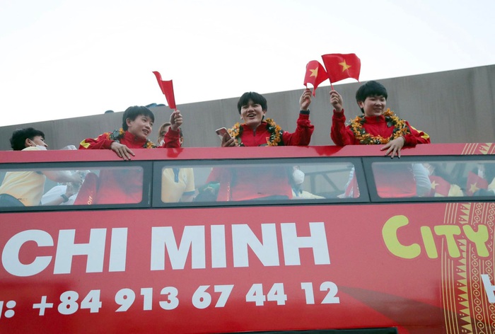 ĐT nữ Việt Nam cực vui khi diễu hành khắp TP.HCM trên xe buýt 2 tầng sau khi giành vé dự World Cup 2023 - Ảnh 4.