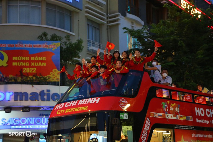 ĐT nữ Việt Nam cực vui khi diễu hành khắp TP.HCM trên xe buýt 2 tầng sau khi giành vé dự World Cup 2023 - Ảnh 5.