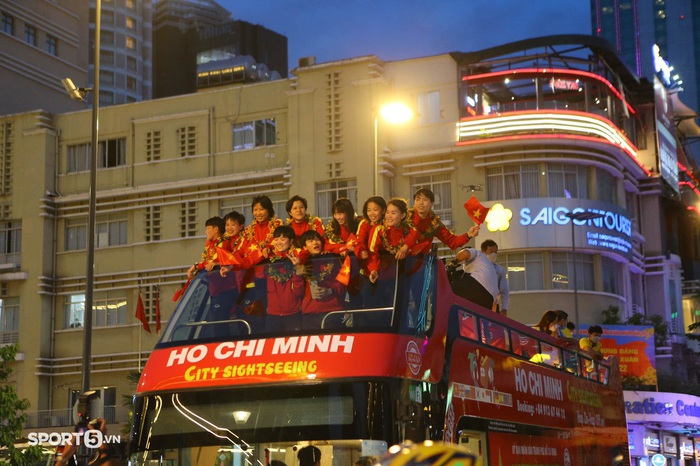 ĐT nữ Việt Nam cực vui khi diễu hành khắp TP.HCM trên xe buýt 2 tầng sau khi giành vé dự World Cup 2023 - Ảnh 8.