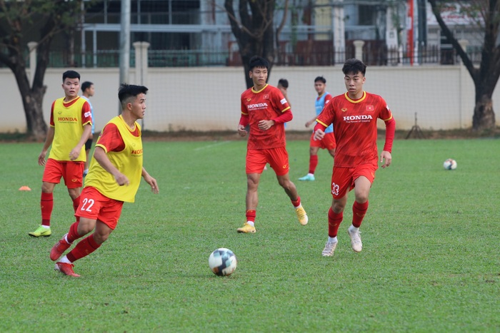 U23 Việt Nam có buổi tập đầu tiên tại Campuchia sau khi có kết quả âm tính với Covid-19 - Ảnh 1.