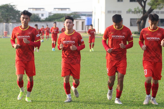 U23 Việt Nam có buổi tập đầu tiên tại Campuchia sau khi có kết quả âm tính với Covid-19 - Ảnh 2.