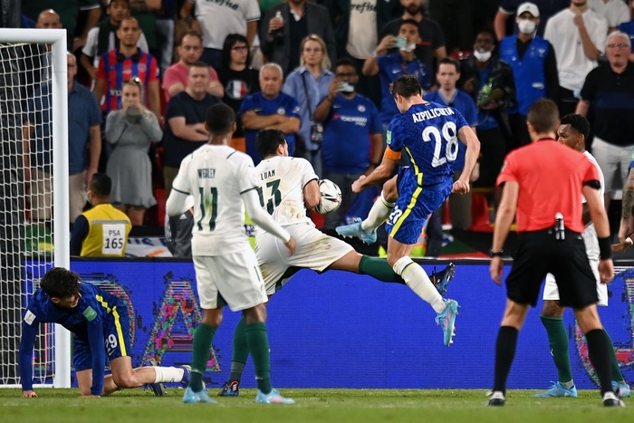 Đội trưởng Chelsea chơi kế &quot;nghi binh&quot;, đánh lừa cả đối thủ lẫn khán giả, giúp đội nhà vô địch thế giới - Ảnh 2.