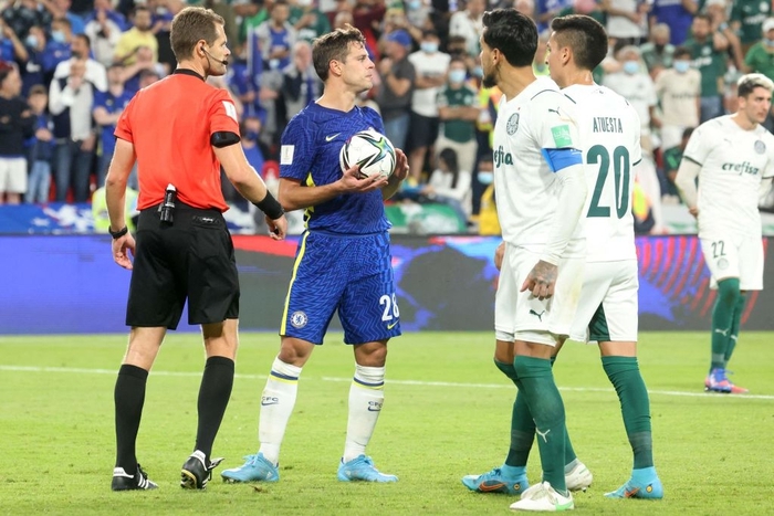 Đội trưởng Chelsea chơi kế &quot;nghi binh&quot;, đánh lừa cả đối thủ lẫn khán giả, giúp đội nhà vô địch thế giới - Ảnh 5.