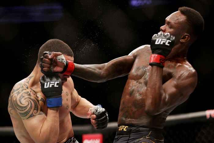 Israel Adesanya &quot;toát mồ hôi&quot; để vượt qua Robert Whittaker trong trận tái đấu tại UFC - Ảnh 1.