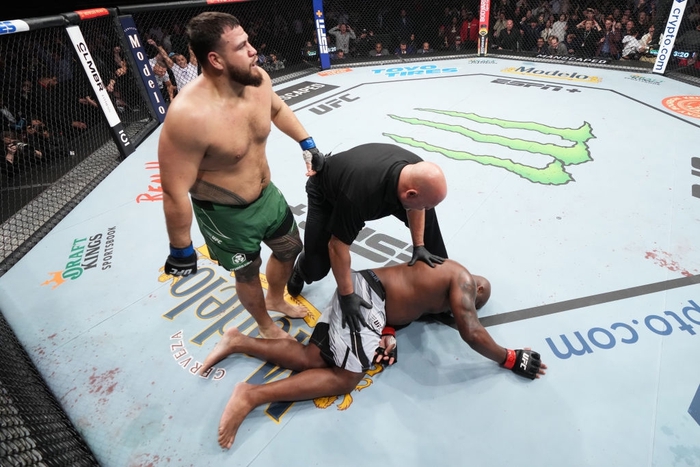 Tai Tuivasa đánh bại &quot;Quái vật&quot; Derrick Lewis bằng đòn chỏ chết người tại UFC 271 - Ảnh 3.