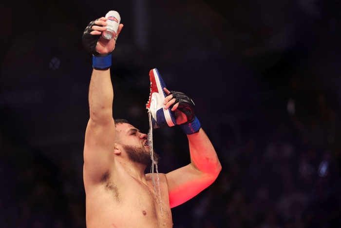 Tai Tuivasa đánh bại &quot;Quái vật&quot; Derrick Lewis bằng đòn chỏ chết người tại UFC 271 - Ảnh 4.