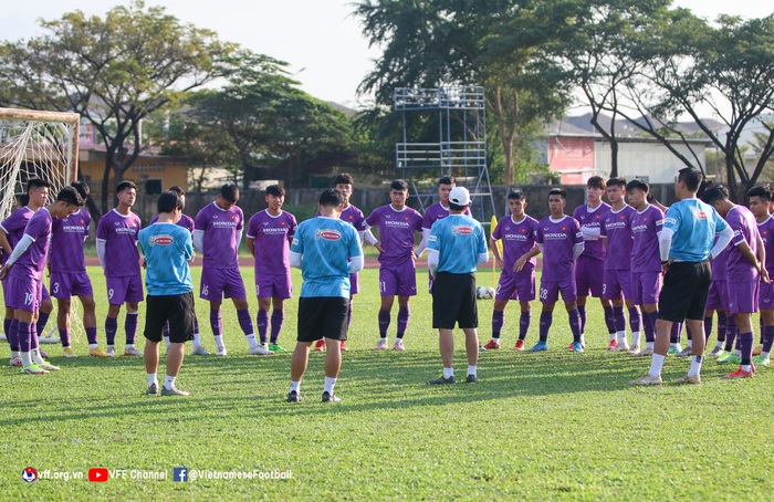 U23 Việt Nam rèn luyện chiến thuật, làm quen bóng thi đấu chính thức tại giải U23 Đông Nam Á - Ảnh 4.