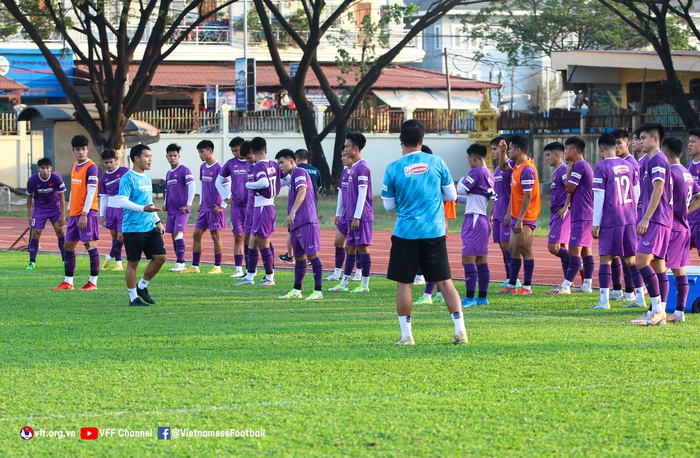 U23 Việt Nam rèn luyện chiến thuật, làm quen bóng thi đấu chính thức tại giải U23 Đông Nam Á - Ảnh 5.