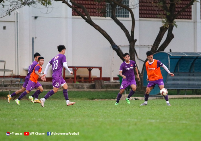 U23 Việt Nam rèn luyện chiến thuật, làm quen bóng thi đấu chính thức tại giải U23 Đông Nam Á - Ảnh 2.