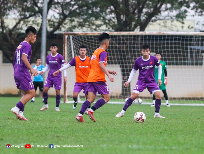 U23 Việt Nam rèn luyện chiến thuật, làm quen bóng thi đấu chính thức tại giải U23 Đông Nam Á - Ảnh 1.