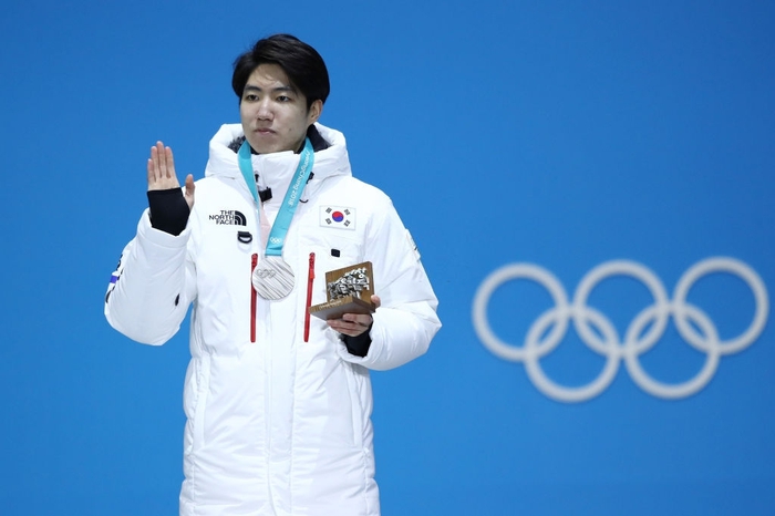 VĐV Hàn Quốc gây tranh cãi dữ dội khi lấy tay lau bục nhận giải tại Olympic Bắc Kinh, nhận về hàng nghìn bình luận ác ý - Ảnh 3.