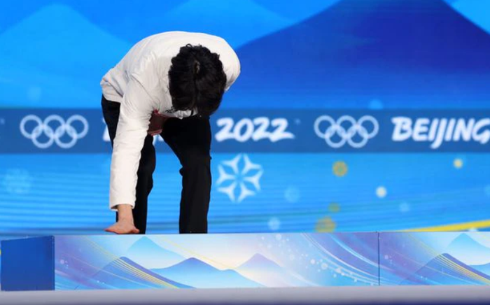 VĐV Hàn Quốc gây tranh cãi dữ dội khi lấy tay lau bục nhận giải tại Olympic Bắc Kinh, nhận về hàng nghìn bình luận ác ý - Ảnh 2.