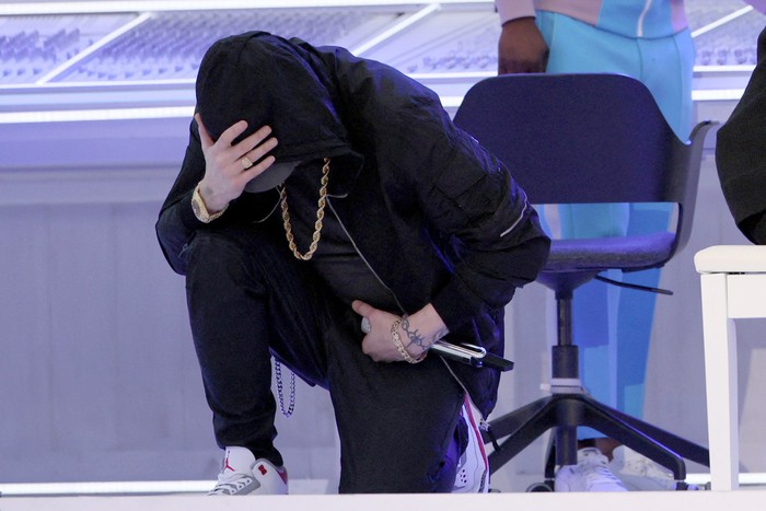 Khoảnh khắc quỳ gối gây sốt của Eminem tại trận đấu lớn bậc nhất làng thể thao thế giới - Ảnh 2.