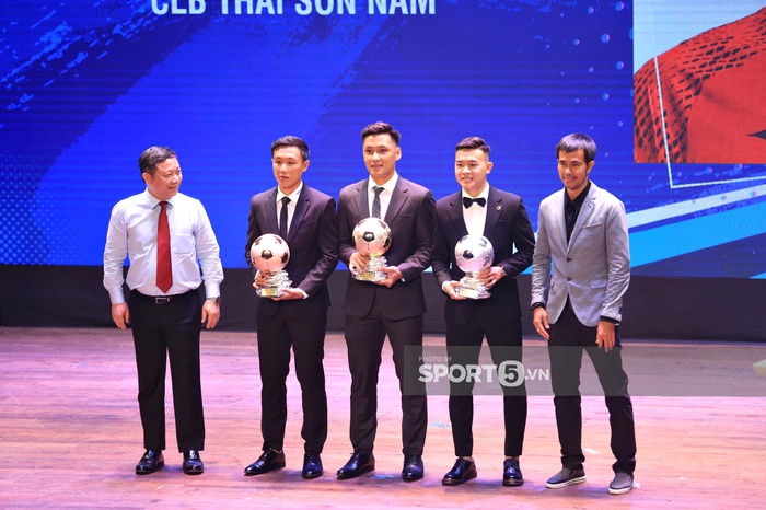 Cập nhật sự kiện Quả bóng vàng Việt Nam 2021: Hồ Văn Ý nhận QBV futsal  - Ảnh 1.