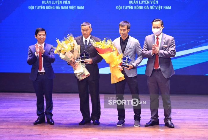 Cập nhật sự kiện Quả bóng vàng Việt Nam 2021: Hồ Văn Ý nhận QBV futsal  - Ảnh 11.