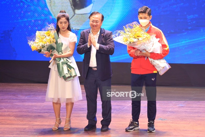 Cập nhật sự kiện Quả bóng vàng Việt Nam 2021: Hồ Văn Ý nhận QBV futsal  - Ảnh 8.