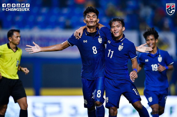 U23 Thái Lan 3-1 U23 Singapore: Đối thủ trực tiếp của U23 Việt Nam lộ miếng đánh &quot;tủ&quot; - Ảnh 1.