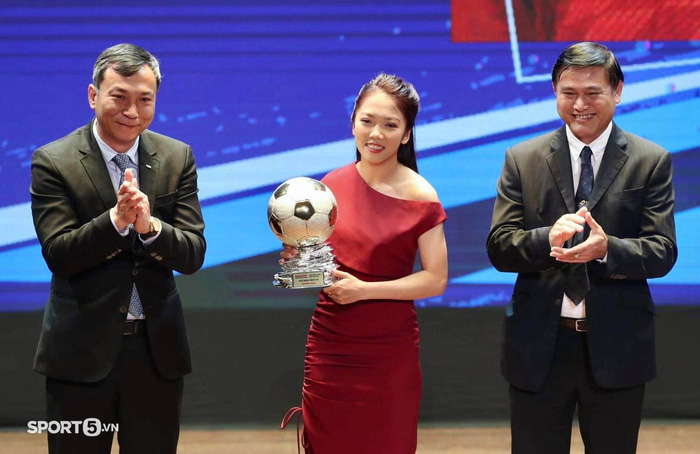 Tuyển thủ nữ Việt Nam nhí nhảnh, vui đến quên lời khi nhận giải tại Gala Quả bóng vàng Việt Nam 2021 - Ảnh 5.