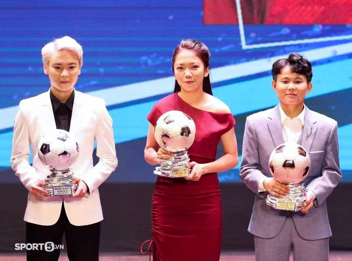 Tuyển thủ nữ Việt Nam nhí nhảnh, vui đến quên lời khi nhận giải tại Gala Quả bóng vàng Việt Nam 2021 - Ảnh 1.