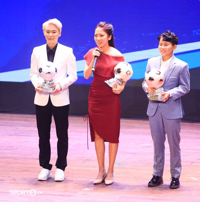 Tuyển thủ nữ Việt Nam nhí nhảnh, vui đến quên lời khi nhận giải tại Gala Quả bóng vàng Việt Nam 2021 - Ảnh 3.