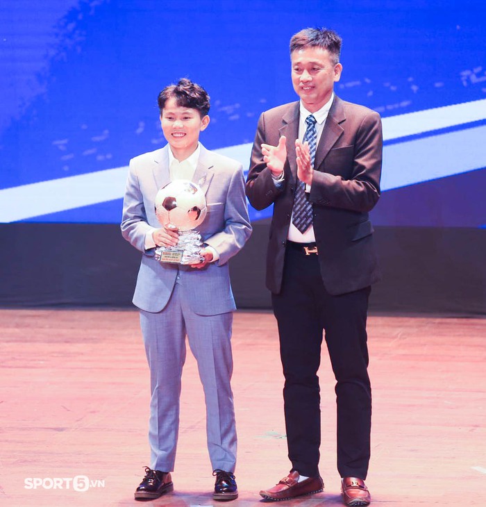 Tuyển thủ nữ Việt Nam nhí nhảnh, vui đến quên lời khi nhận giải tại Gala Quả bóng vàng Việt Nam 2021 - Ảnh 7.