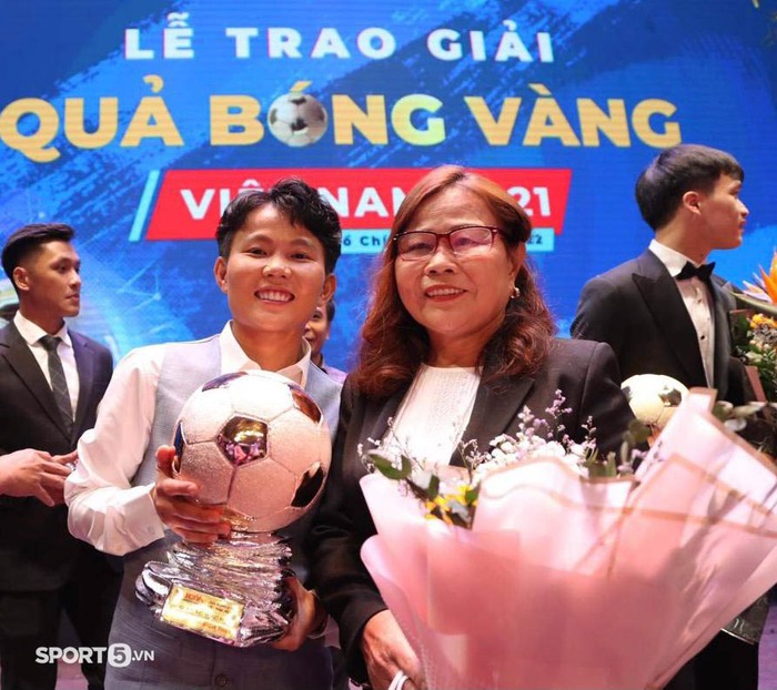 Hoàng Đức hạnh phúc bên bạn gái, được săn đón khi nhận Quả bóng vàng Việt Nam 2021 - Ảnh 8.